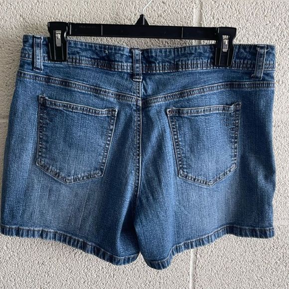 St. John’s Bay Vintage Stretch Mid Rise Relaxed Fit Denim Jean Shorts Size 12 - Picture 3 of 3